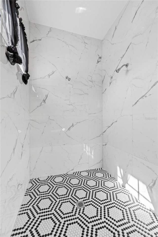 room details featuring a tile shower