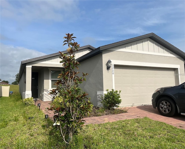 view of front of home featuring a front yard and a garage