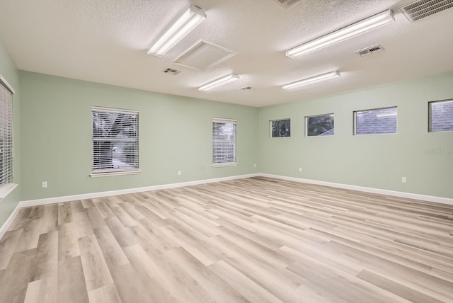 734 S Mills Ave, Orlando, FL 32801 - empty room featuring light wood-style flooring, a textured ceiling, and visible vents