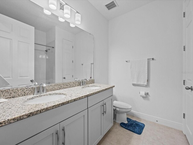528 Bellissimo Pl, Howey In The Hills, FL 34737 - full bathroom featuring toilet, a tile shower, a sink, visible vents, and baseboards