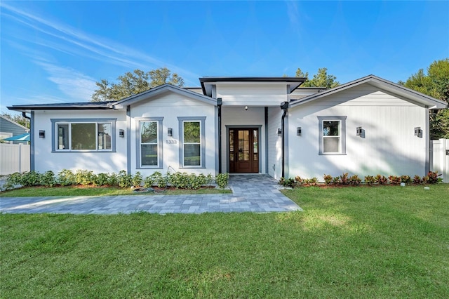 view of front facade featuring a front lawn