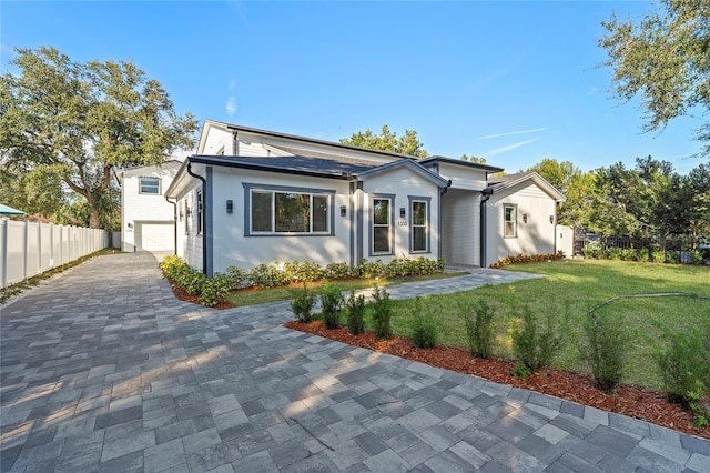 view of front of property featuring a front lawn