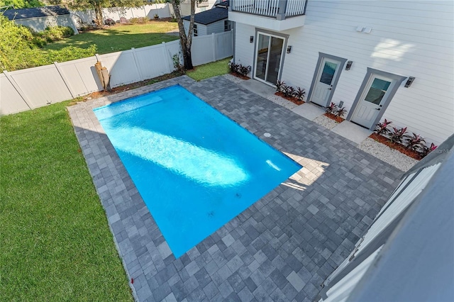 view of swimming pool with a patio and a yard