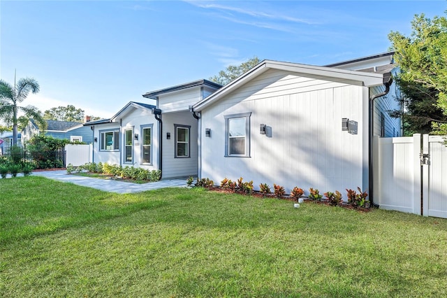 view of front of home featuring a front yard