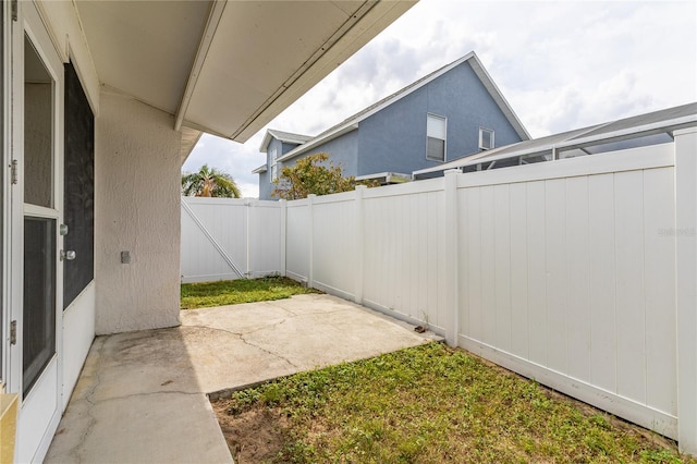 view of yard featuring a patio