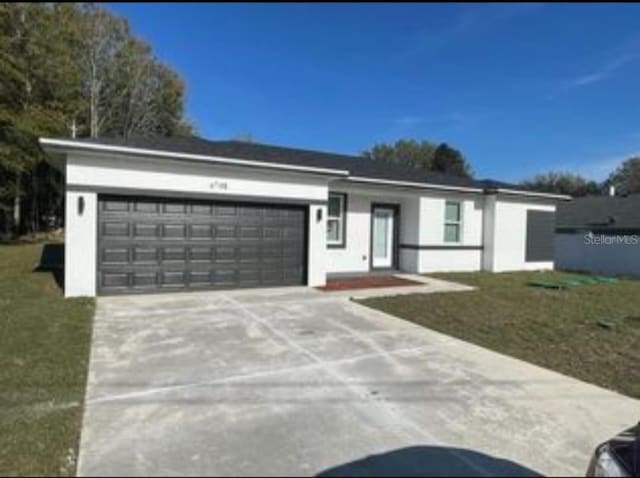 view of front of home featuring a front yard and a garage