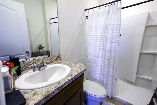 bathroom featuring a shower with curtain, vanity, and toilet