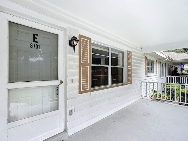 entrance to property featuring covered porch