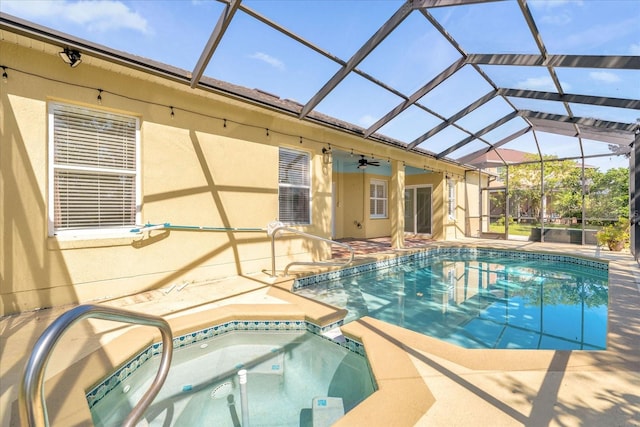 view of pool featuring a patio area, a lanai, an in ground hot tub, and ceiling fan