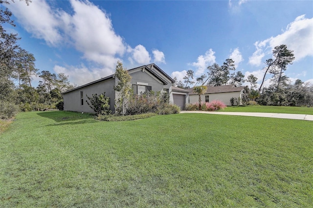 view of front of house featuring a front lawn and a garage