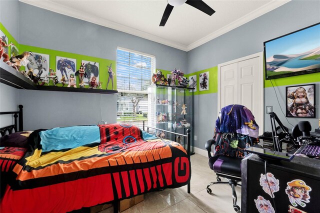 bedroom featuring crown molding and ceiling fan