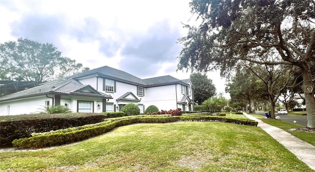 view of front of property featuring a front yard