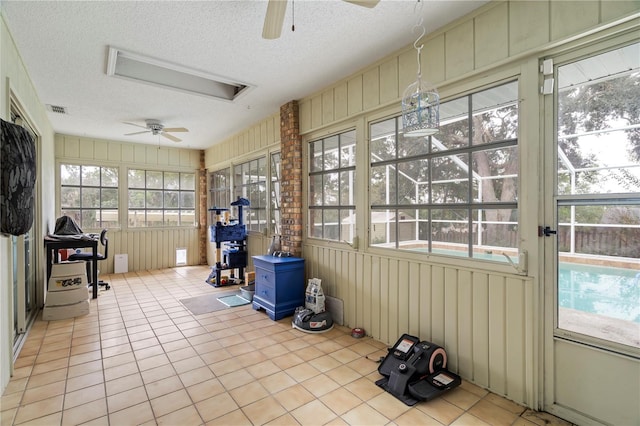 sunroom with ceiling fan