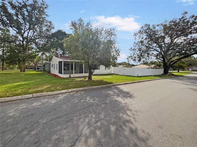 view of front of property featuring a front lawn