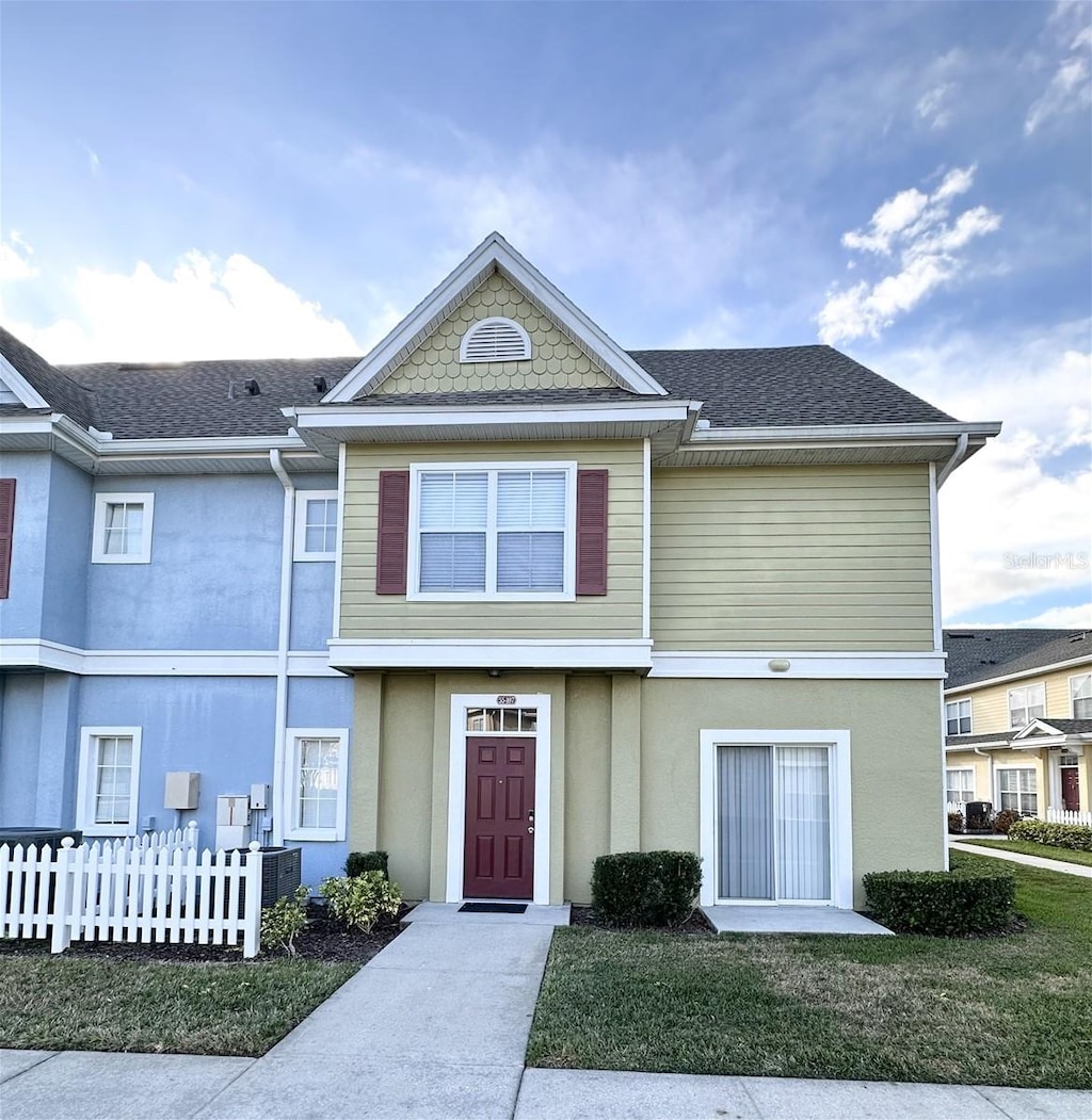 view of front facade with a front lawn