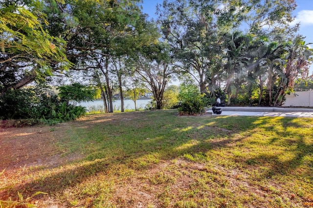 view of yard featuring a water view