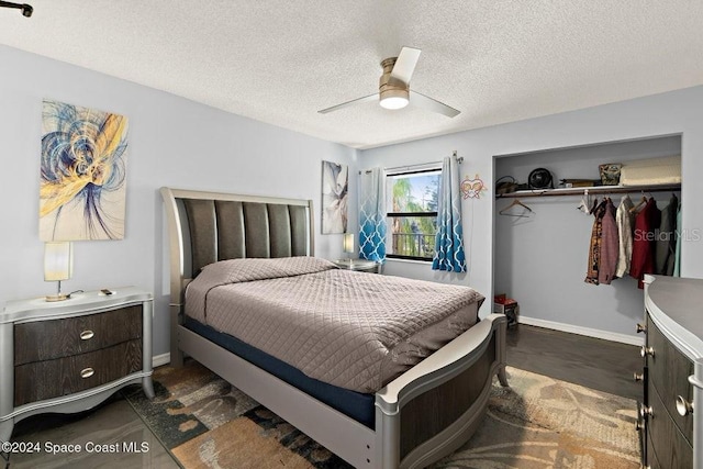 bedroom with ceiling fan, a textured ceiling, and a closet