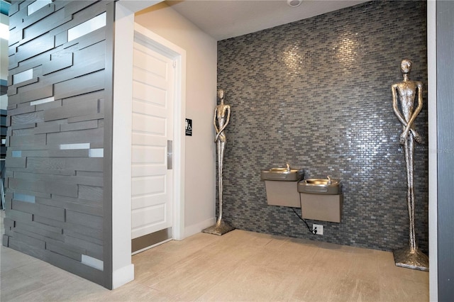 bathroom featuring tile walls