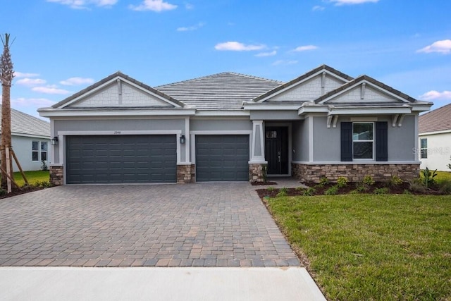 craftsman inspired home with a front lawn and a garage