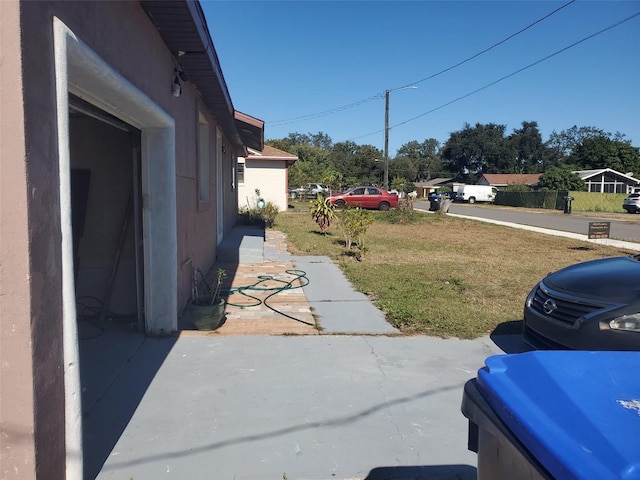 view of yard featuring a patio