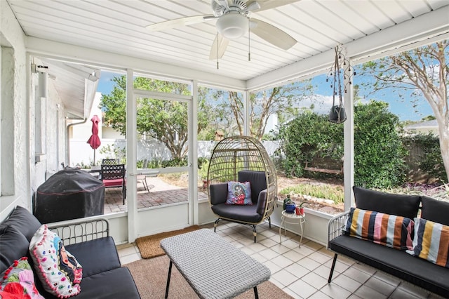 sunroom with ceiling fan