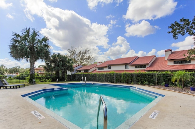 view of swimming pool