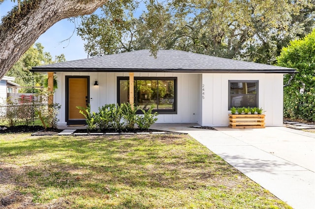 view of front of house featuring a front yard