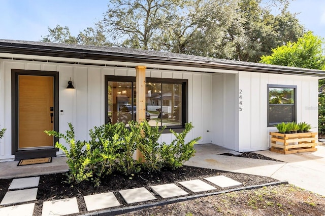 entrance to property featuring covered porch