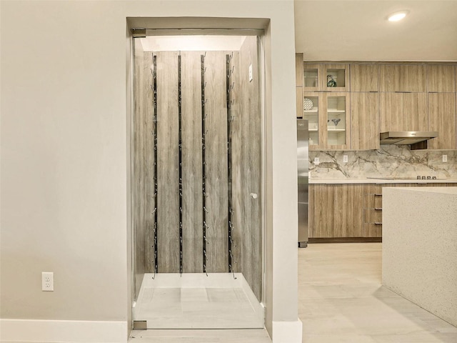 bathroom with decorative backsplash