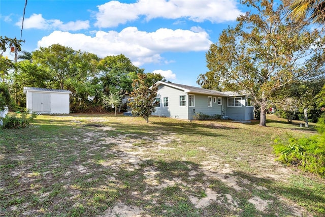 view of yard featuring a shed