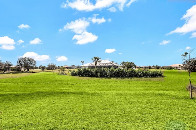 view of property's community featuring a lawn