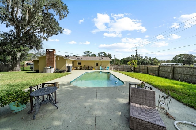 view of swimming pool with a patio and a lawn