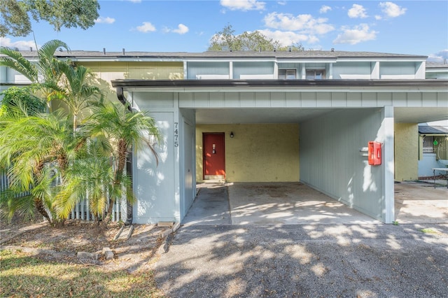 view of front facade with a carport