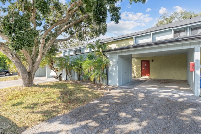 view of front of home featuring a carport and a front yard