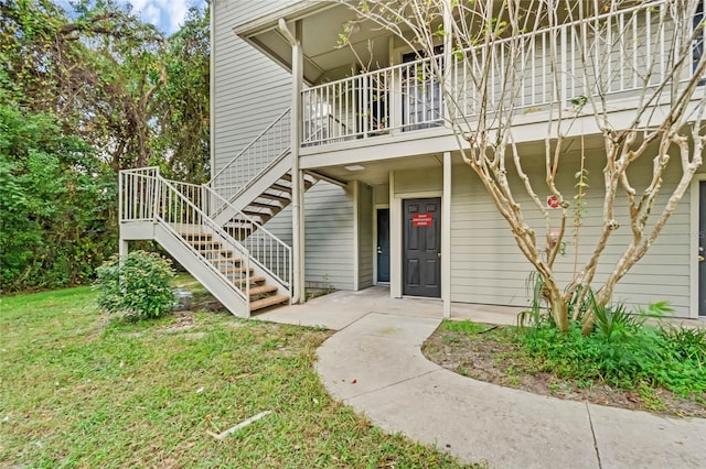 entrance to property featuring a yard