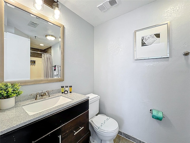 bathroom with toilet, vanity, visible vents, and a shower with curtain
