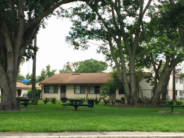 single story home featuring a front yard