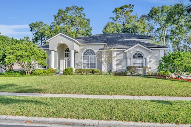 view of front facade featuring a front yard