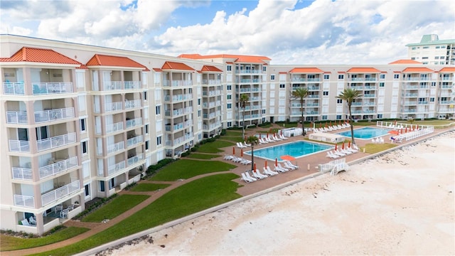 view of pool featuring a yard