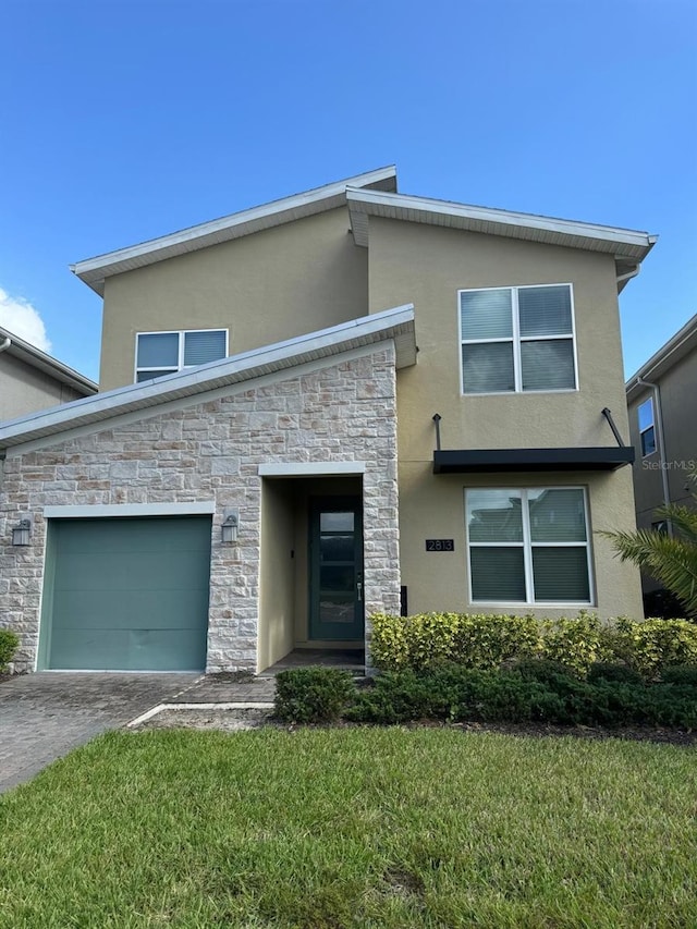 view of front of property featuring a front yard