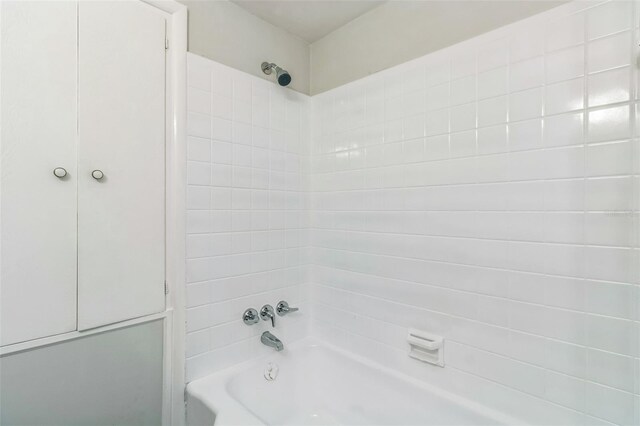 bathroom with tiled shower / bath combo