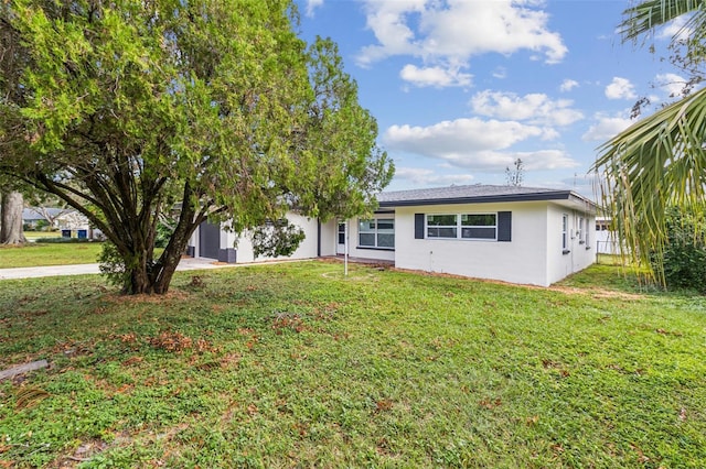 view of front of home featuring a front yard