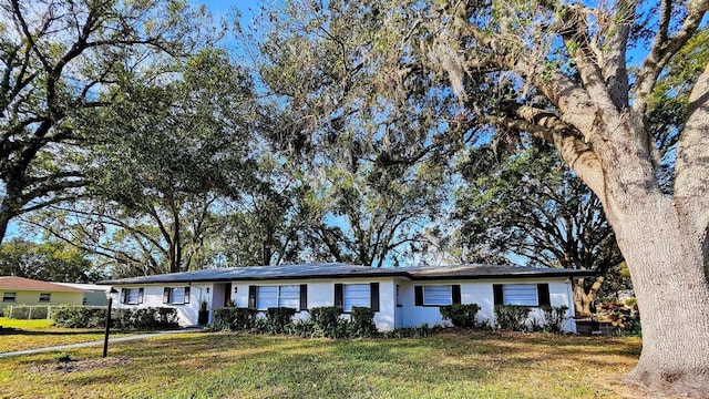 ranch-style house with a front yard