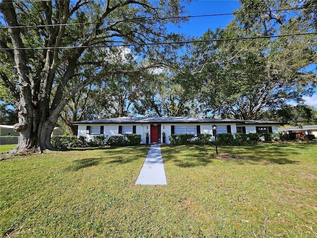 single story home featuring a front yard