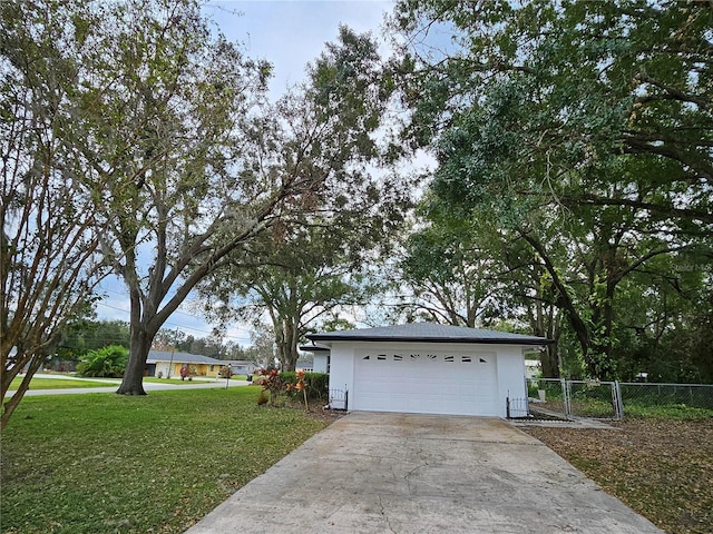 view of front facade with a garage and a front yard