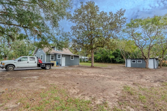 view of yard with a storage unit