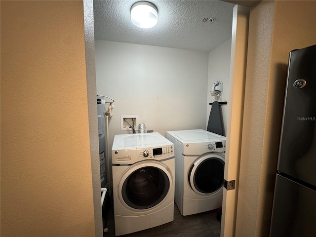 laundry room featuring a textured ceiling and independent washer and dryer