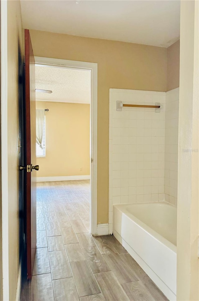 bathroom with tiled shower / bath