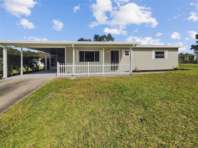 view of front of property featuring a front yard, covered porch, and a carport