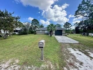 view of front of property featuring a front yard